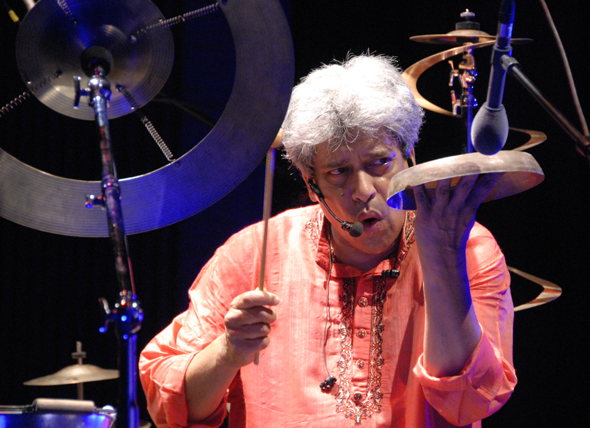 https://www.trilokgurtu.com/press-photos.html